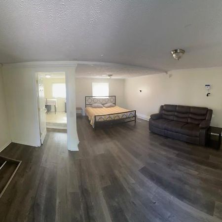 Charming 3-Bed, 1,5 Bath Home - Entire Space Just For You! غودليتسفيل المظهر الخارجي الصورة
