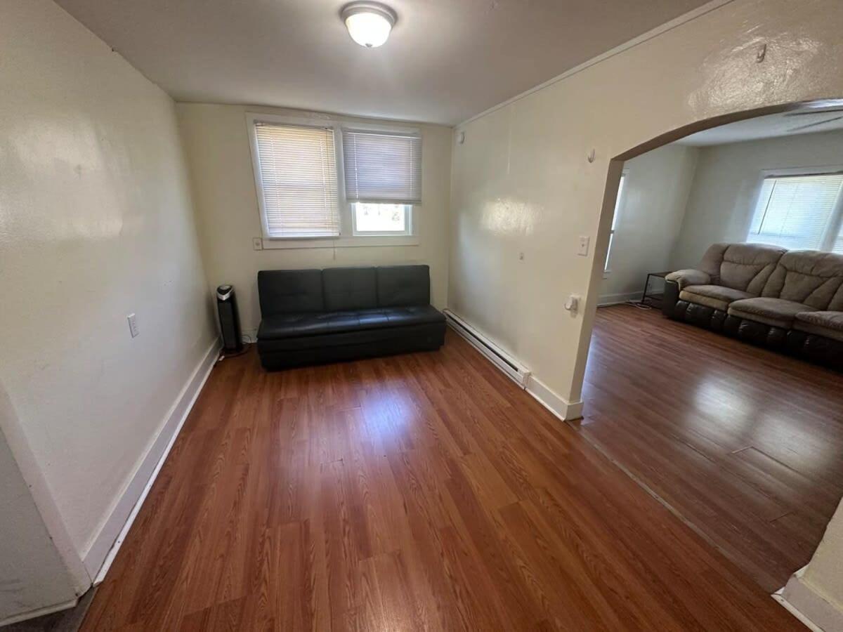 Charming 3-Bed, 1,5 Bath Home - Entire Space Just For You! غودليتسفيل المظهر الخارجي الصورة