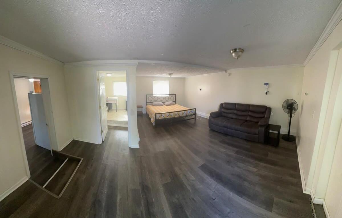 Charming 3-Bed, 1,5 Bath Home - Entire Space Just For You! غودليتسفيل المظهر الخارجي الصورة
